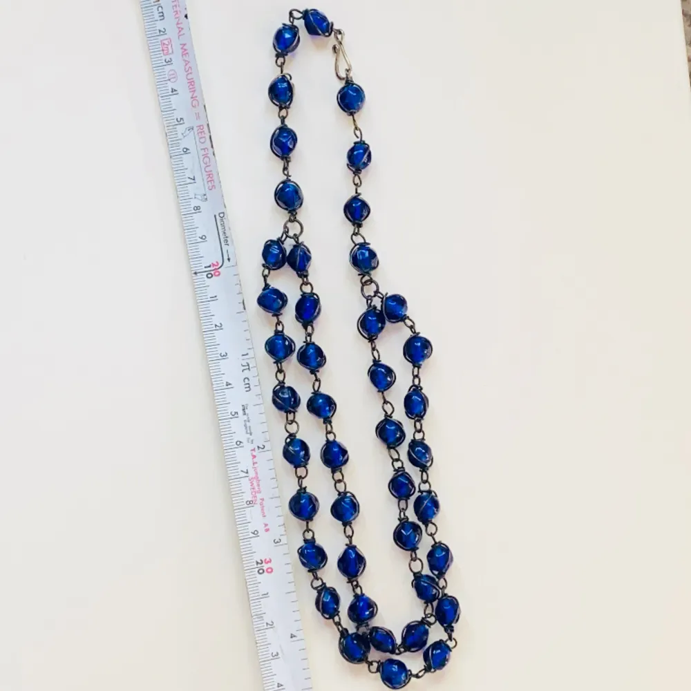 Vackert halsband med blå glaspärlor . Accessoarer.