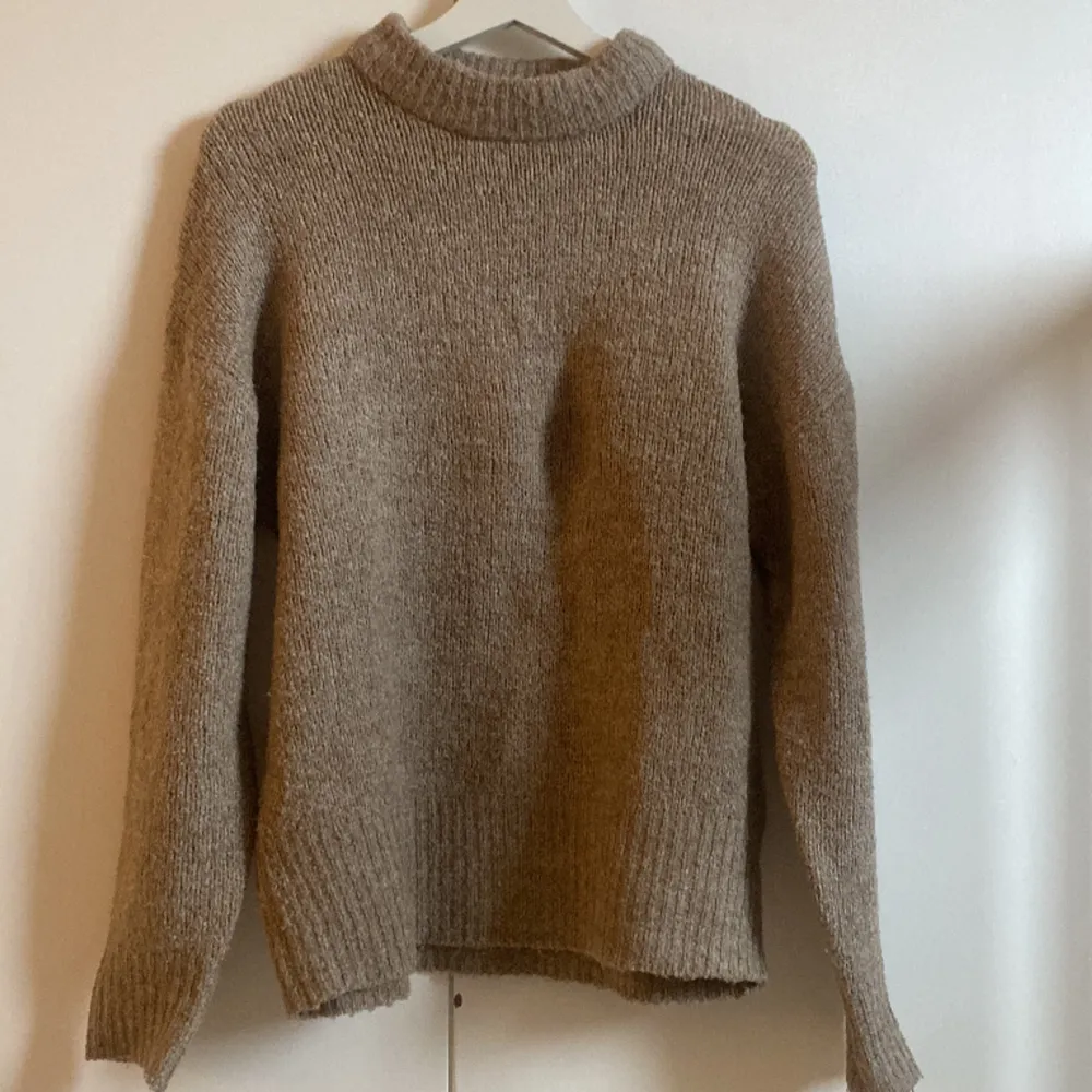 Säljer denna stickade tröjan från lager 157 den är brun/ beige men mer åt de bruna hållet🫶💕. Stickat.