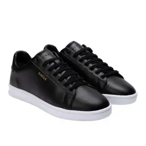 Säljer mina svarta siksilk sneakers i storlek 35,5. endast använda en gång, säljer pga att de inte kommer till användning 💗Pris kan diskuteras 🙌🏼   Nypris: 1199kr 