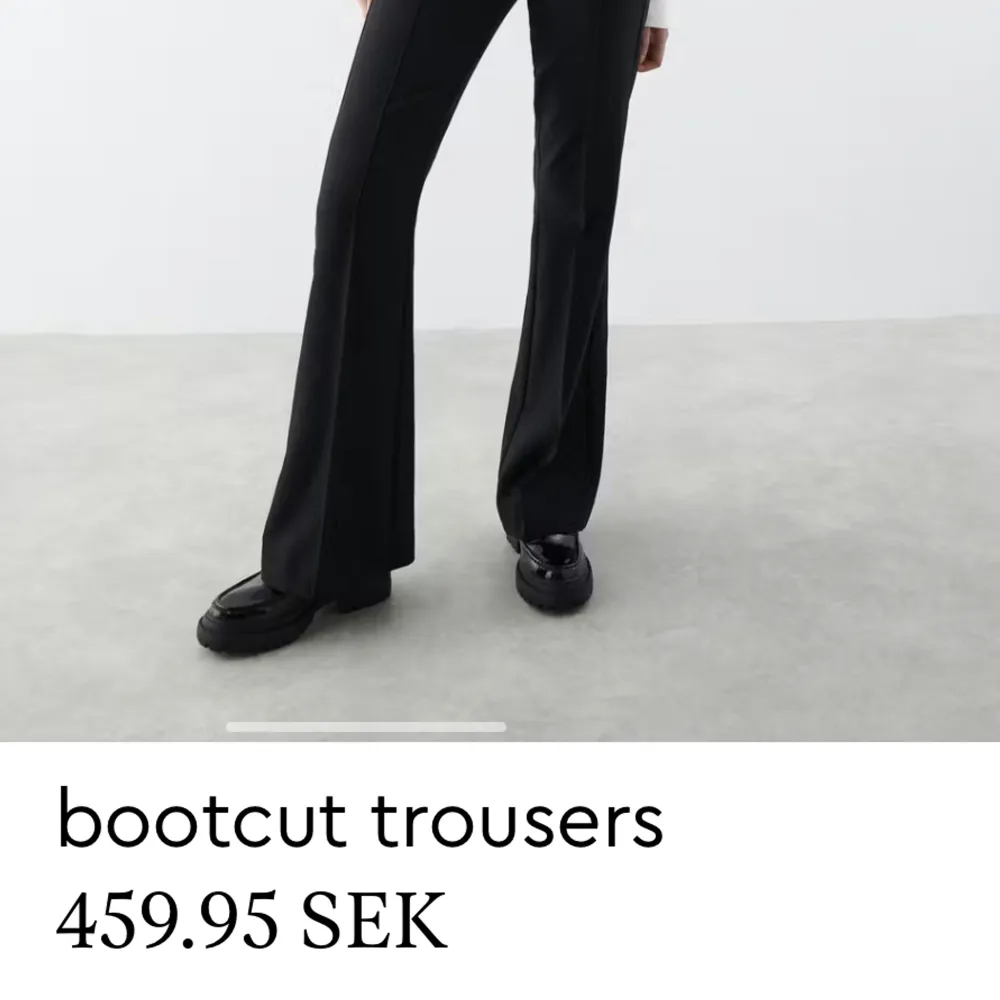 Säljer dessa bootcut kostymbyxor från Ginatricot. Köpta för 459 kr men säljer för 180+frakt. 🫶🏼. Jeans & Byxor.