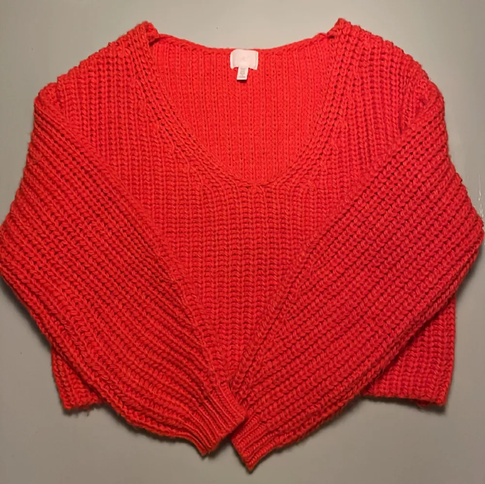 Helt oanvänd stickad tröja från HM. Härlig rödorange färg. Storlek M. . Tröjor & Koftor.