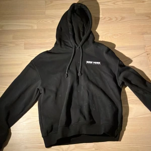 Snygg hoodie😻 - Superfint skick, använd en gång! Väldigt mjukt och skönt material på insidan👍