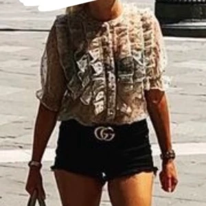 Blus - Fin blus. Tyvärr så har den inte kommit till så stor användning för mig och hoppas att den får en ny ägare.  Kommer ifrån ett rök och djurfritt hem! Har du fler frågor så kontakta gärna mig.  Se mina övriga annonser 🌸