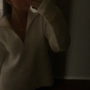 Tröja med dragkedja - Säljer min fina vita stickade tröja med dragkedja från bikbok som inte säljs mer. 🤍