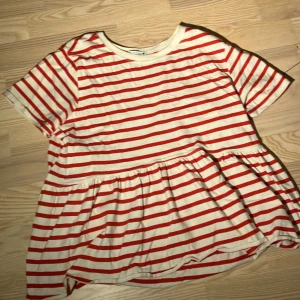 Snygg tröja i nyskick - Sorlek M men känns som S. Använd typ 3 gånger, och är i väldigt bra skick!