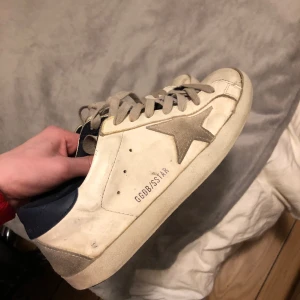 Golden goose sneakers - Hej säljer dessa då dem är för små för mig och har skaffat mig nya dojor skriv gärna om du har några frågor.