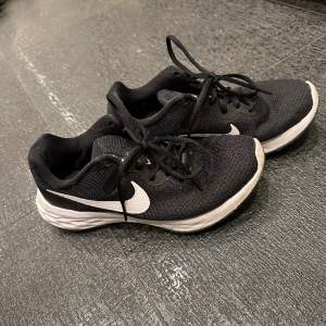 🌸✨Säljer mina Nike Revolution 6 pga för stor storlek. De är löparskor men fungerar perfekt för promenader och även vardagligt✨🌸 Enbart använda en gång. Ventilerande överdel med stötdämpande mellansula i mjuk foam.  Orginalpris 750kr. 
