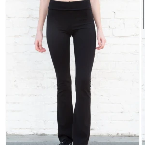 Priscilla Pants  - Säljer mina snygga Priscilla yoga pants från Brandy Melville! Säljs då jag vill ha en annan färg. Använda fåtal gånger och i bra skick. 