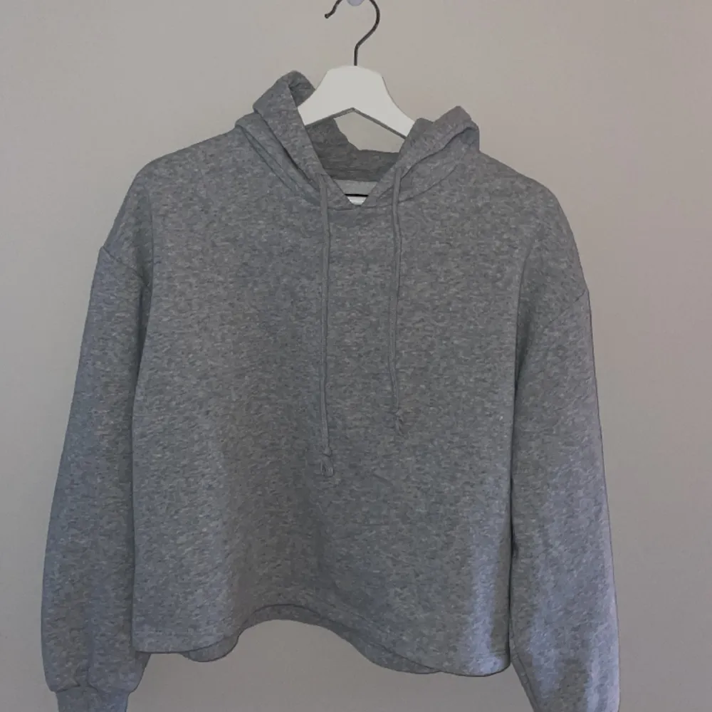 Säljer denna hoodie som är lite kroppad då den inte kommer till användning. Är i storlek M men passar som en XS. . Hoodies.