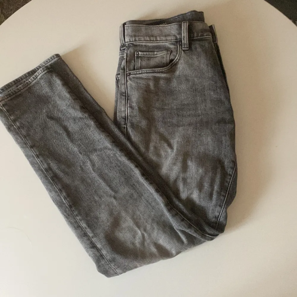 G-star raw jeans grå, använda 2-3 gånger. Ny pris ungefär 1100kr, säljer för 500kr pris kan diskuteras. . Jeans & Byxor.