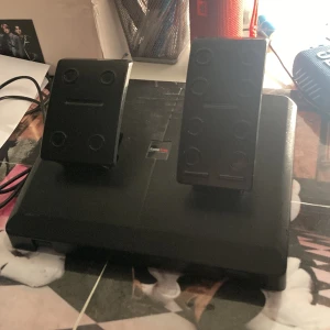 Pedaler - Pedaler till ratt ps3. Funkar jätte bra. Kontakt eller vad man ska säga. De bild 3. Kan mötas eller skickas (köparen står för frakten) Endast Swish.  Pris kan diskuteras.