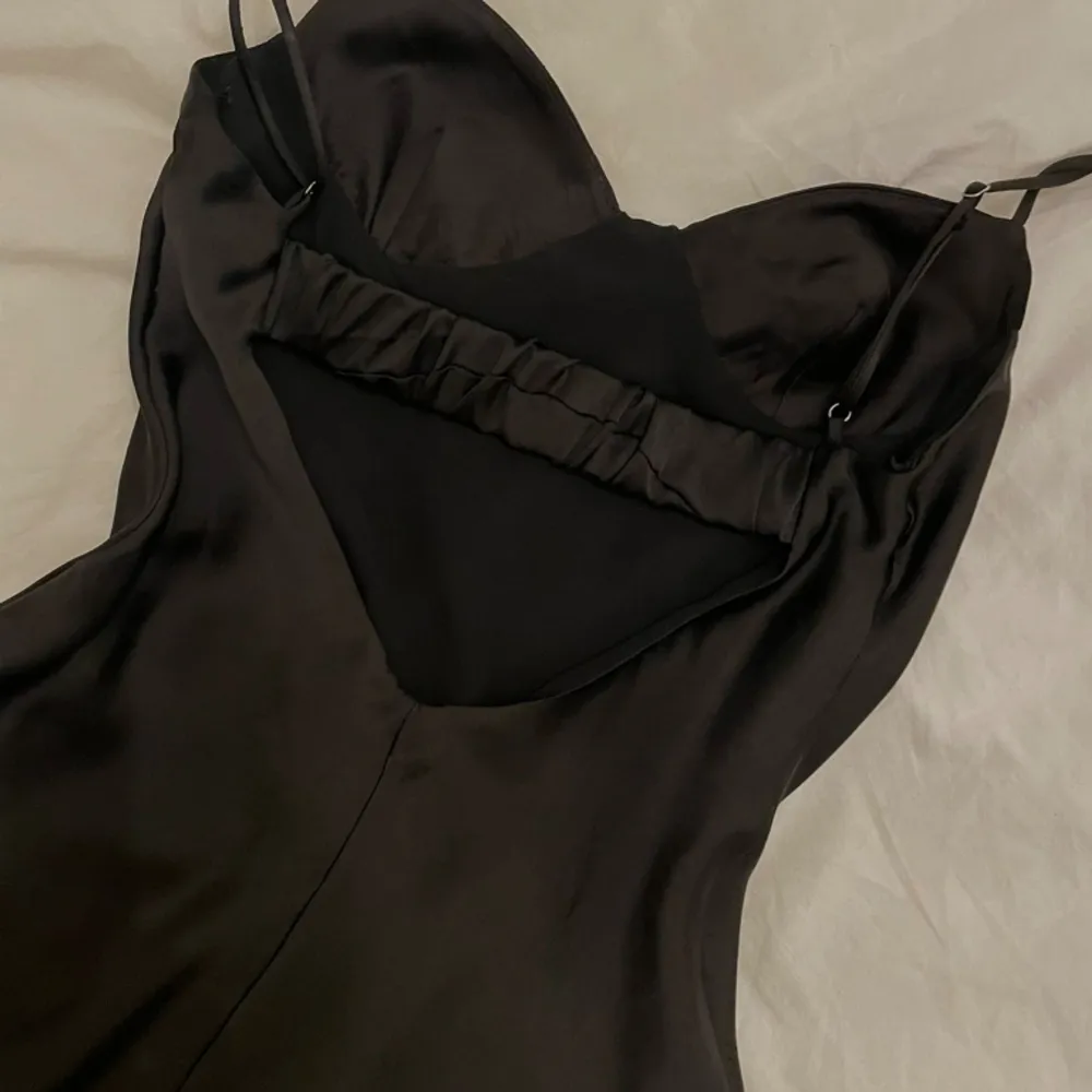 En svart klänning från Zara i stl S, använt 1-2 gånger.. Klänningar.