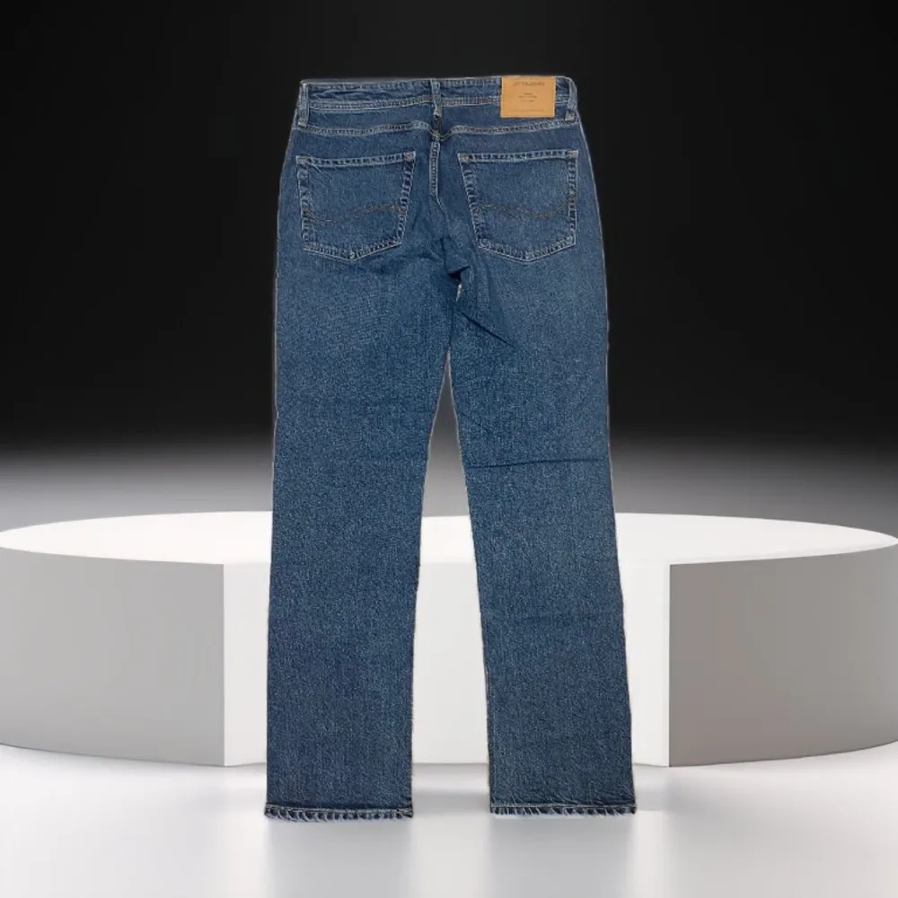 Säljer ett par mörk blåa Jack & Jones jeans Slim Fit, för ett billigt pris! Aldrig använt skick 10/10 :)! Skriv vid intresse av fler bilder 😊. Jeans & Byxor.