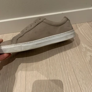  Beiga skor   - Ett par riktigt snygga skor till sommaren i skick 7-10. Man kan ha utan skosnören ifall man vill men vid köp så skickar jag med 2 skosnören 