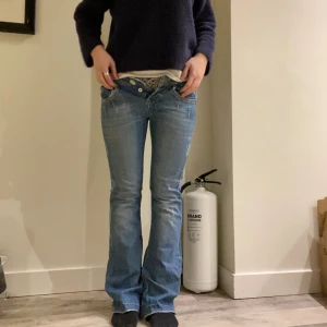 Raka jeans - Supersnygga raka/flared jeans från river island som tyvärr blivit för små för mig!!!! 🥰🥰