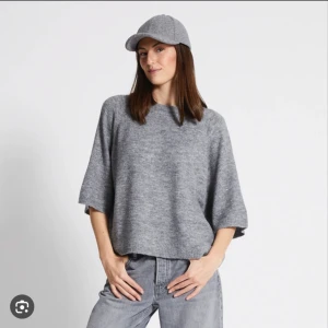 kort stickad tröja - säljer denna populära stickadw kort ärmande tröja! fanns endast en kvar & köpte den, men när jag kom hem var den för stor. Går att ha den L-S beroende på hur man vill att den sitter