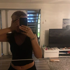 Topp med spets - Säljer denna fina topp i stl S, säljer då den inte kommer till användning längre. Andra bilden är lånad🩷💕💗💞