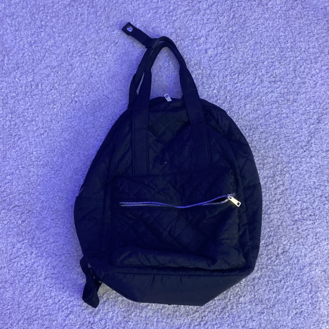 En mellan stor svart ryggsäck