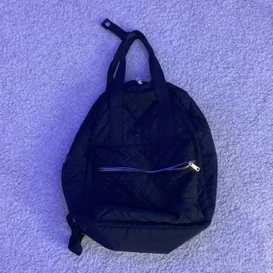 En mellan stor svart ryggsäck  - Säljer pga ingen användning av den. Är som ny. 