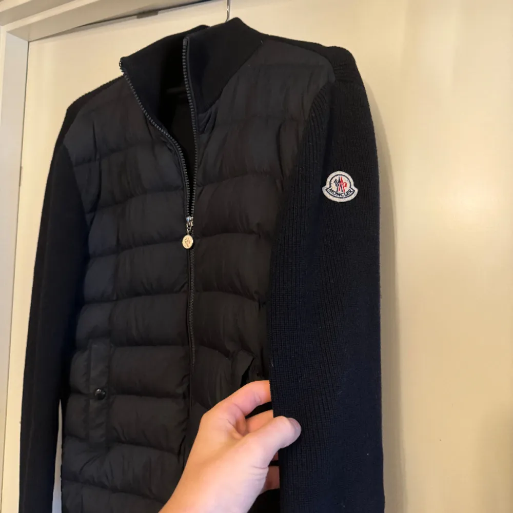 Vädligt snygg Moncler cardigan i storlek 3. Fint skick. Köpt ny. . Jackor.