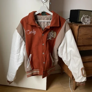 Jaded London x Curly Fry Varsity Jacket - Använd 1 gång  Skick 9/10 inga skavanker  