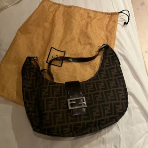 fendi väska - super fin i fint skick💕 köpt secondhand därav osäker på äkthet 
