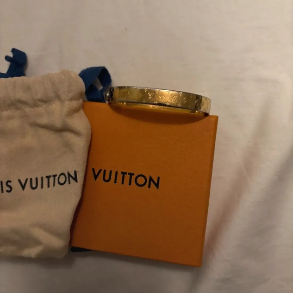 Louis Vuitton nanogram armband cuff. Kartong och dustag fås med. Nypris 6 700kr. . Accessoarer.
