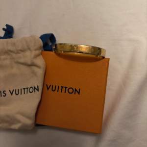 Louis Vuitton nanogram armband cuff. Kartong och dustag fås med. Nypris 6 700kr. 