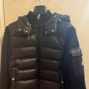 Moncler jacka (cardigan) - super fin och populär jacka, funkar bra att använda i alla årstider. Den är i bra skick, priset kan diskuteras.