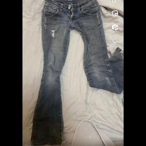 Diesel jeans - Säljer på grund av att de inte kommer till användning längre. Dom har ett litet hål på innerlåret som går att sy ihop men har inte gjort det då jag inte tyckt det syns. Skriv för fler bilder!💗