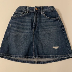 ☀️Sommarkjol☀️ - Jag säljer denna superfina jeanskjolen i storlek 146😌