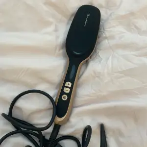 En värmehårborste som man kan använda för att platta håret samtidigt som man torkar det till exempel! Från Christina Aguilera
