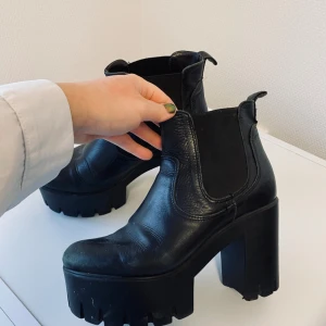 Platåskor goth platå boots  - Saknar sulor men har använt dom utan, slitage enligt bild. Bekväma att gå i 