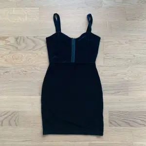 Supersöt velvet klänning ifrån H&M 😊 endast använd 1 gång 😊storlek 36