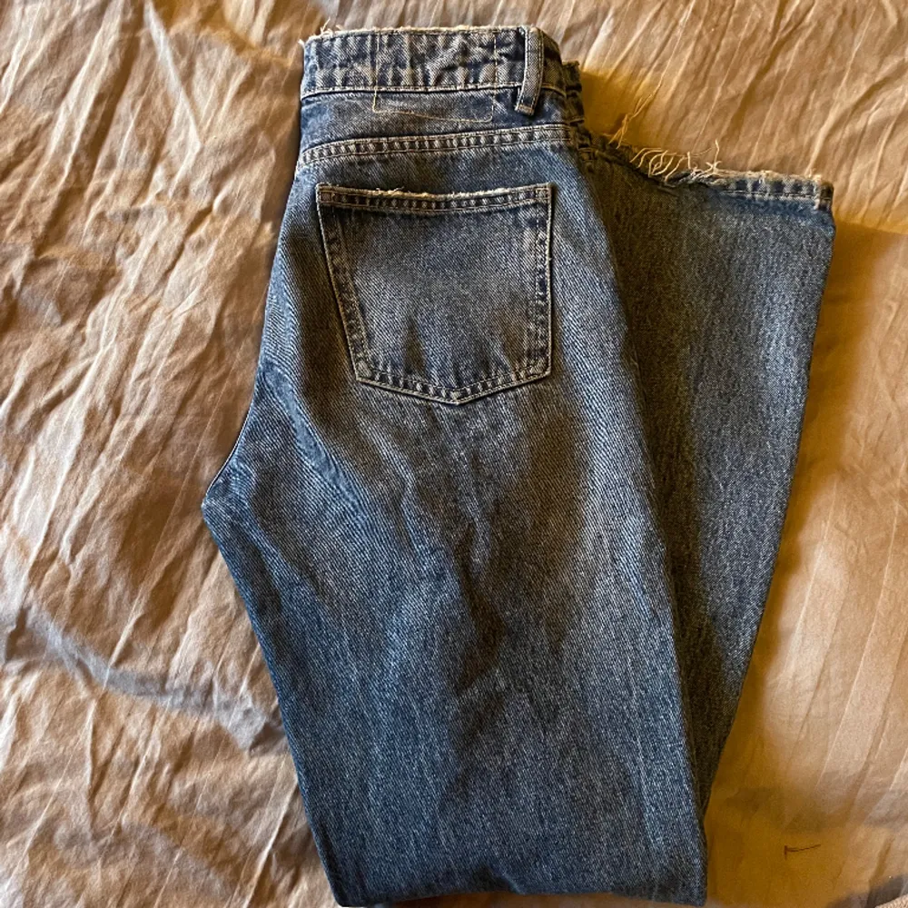 Fina raka mid waist jeans från zara, de är i fint och passar mig bra i längden som är ca 170💗. Jeans & Byxor.