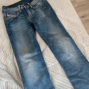 Disel jeans  - Lågmidjade disel jeans med fina ben 