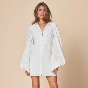 Adoore klänning - Säljer denna efterfrågade fina klänningen som är perfekt till studenten och sommaren. Den är liten i storleken och är i storlek 42 men passar en 38. Den är använd en gång och är i nyskick.