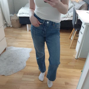 Jeans  - Lite blandning av bootcut och straight. Lite tight runt låren och sedan raka neråt. Mellan medelmidja och högmidja. Pris kan diskuteras ❤ 