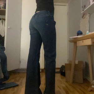 Diesel jeans - Raka breda diesel jeans i nyskick. Midjemåttet: 37 cm rakt över Innerbensmåttet: 79 cm Längd på hela: 101 cm