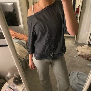 Marinblå blus  - Säljer min jätte fina blus som är andvänd ett fåtal gånger!