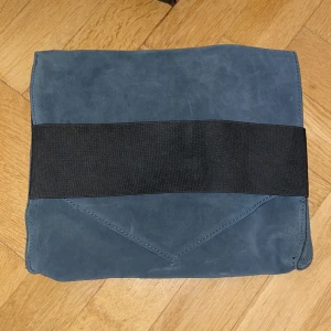 Clutch i mocka - Helt oanvänd clutch i mocka från Pieces (prislappen kvar. Nypris 350kr. 24x30 cm.