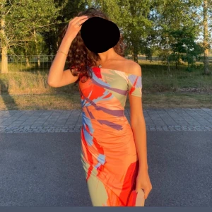 Färgglad känning  - En väldigt vacker och elegant klänning från Zara i storlek Xs. Klänningen är som ny har haft den 2 gånger.