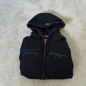 Tommy Hilfiger zip - Tommy Hilfiger full zip i bra skick, storlek S hör av er vid fler frågor eller bilder. Nypris 700