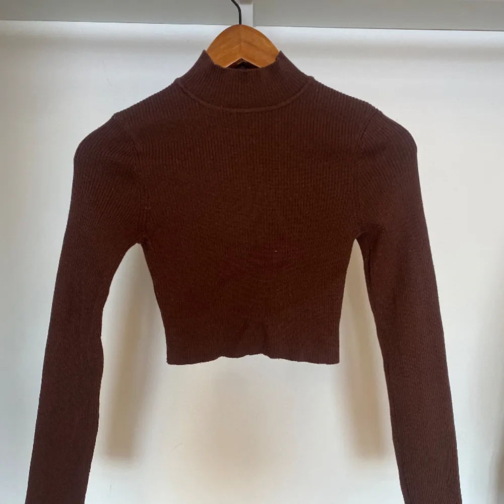 Fin brun ribbad tröja som är använd men har inga fläckar. Köpt på h&m för 149kr i storlek xs men säljer för 39kr. Ganska tjockt material också.💕. Tröjor & Koftor.