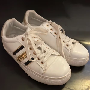 Skor  - Jätte fina skor❤️säljer på grund av att dem är för små☺️