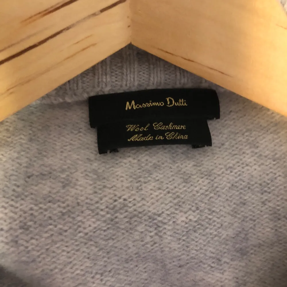 Grå kashmir tröja från Massimo Dutti Storlek L ( har krympt i tvätten så den passar M och S bäst)  Skick 10/10 använd väldigt fåtal gånger  Om du har frågor så skriv!. Stickat.