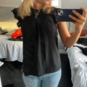 Svart Blus  - Säljer denna jättesöta blus då den är för liten tyvärr. Skriv gärna för fler bilder. Priset kan diskuteras💕