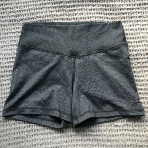 Grå träningsshorts - Superfina träningsshort från Aleaware med scrunch bak!! Köpa på sellpy, aldrig använda hos mig, superfint skick 💞 Storlek M 💓 Skriv vid frågor 💓