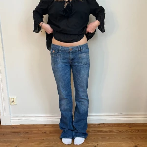 Lågmidjade jeans  - Midjemått( rätt över): 38cm Inerbenslängd: 83cm   Köp gärna via ”KÖP NU” Jag är 170 cm, inga defekter 💕 