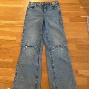 Raka/breda jeans med hål på knäna i bra skick. Storlek 170 från Kappahl. Priset kan diskuteras men säljer de för för minst 80kr